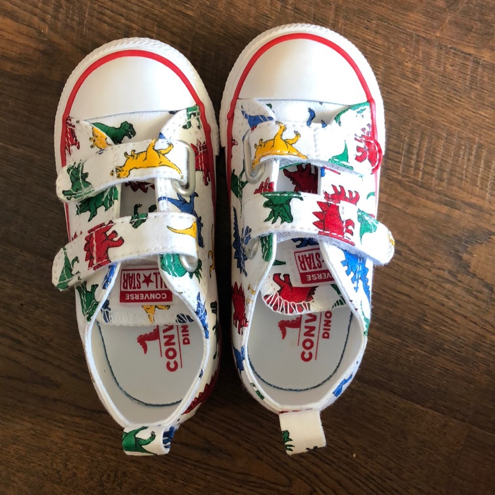 DINOSAUR CONVERSE SHOES! NWOT 🦕